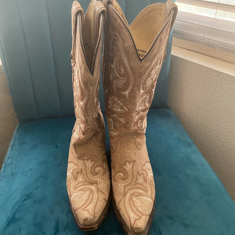 Corral women’s bone floral stitch leather cowgirl boots